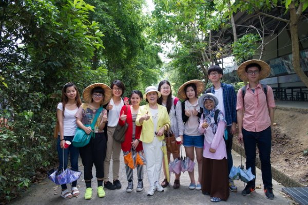 Graduate Students of the Foreign Languages Department of Chung Cheng University led by Prof. Chen Yuemiao Visit Holy Mountain