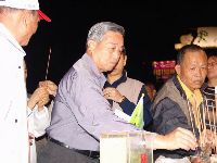 0415_004.JPG (98433 bytes)