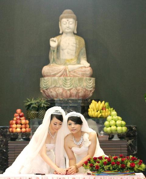 20120812 Couple Wed In First Same Sex Buddhist Service In Taiwan